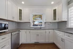 246 Tibbetts Rd, Yonkers, NY 10705 - Photo 10