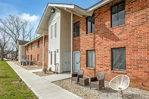 8 Cheyenne Ct, Coram, NY 11727 - Photo 2