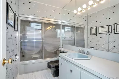 5 Vegas Court, Plainview, NY 11803 - Photo 10