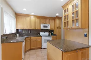 119 Woodoak Dr, Westbury, NY 11590 - Photo 16