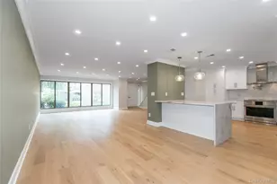 18 Acorn Ponds Dr, Roslyn, NY 11576 - Photo 10