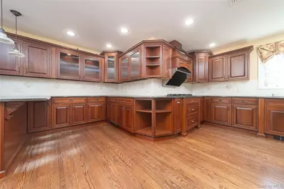 143 Round Hill Road, Roslyn Heights, NY 11577 - Photo 8