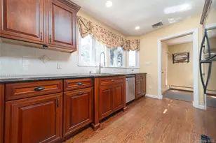 143 Round Hill Rd, Roslyn Heights, NY 11577 - Photo 10