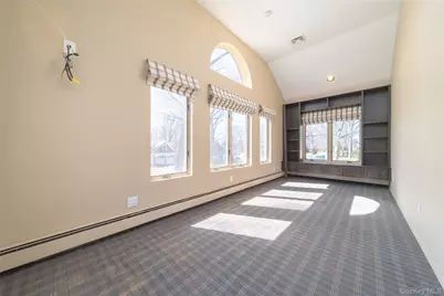 143 Round Hill Road, Roslyn Heights, NY 11577 - Photo 18