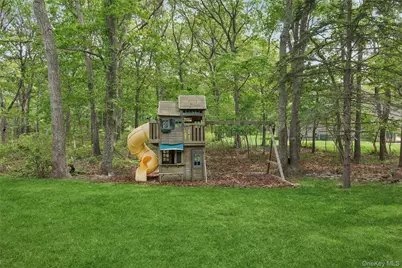 18 Quail Run, Hampton Bays, NY 11946 - Photo 12