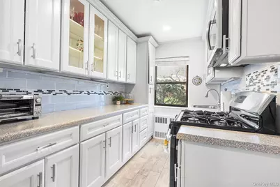 8 Lawrence Drive #A, White Plains, NY 10603 - Photo 2