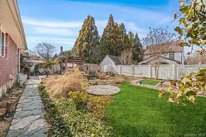 100 Memphis Avenue, Floral Park, NY 11001 - Photo 18