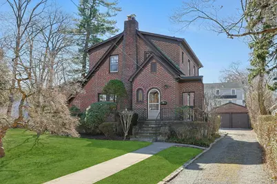 10 Robins Road, New Rochelle, NY 10801 - Photo 1