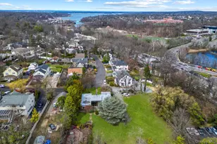 11 Valley View Rd, Great Neck, NY 11021 - Photo 18