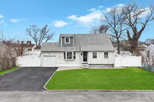 41 Walton St, Brentwood, NY 11717 - Photo 2