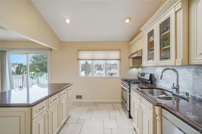 70 Boulevard Avenue, West Islip, NY 11795 - Photo 14