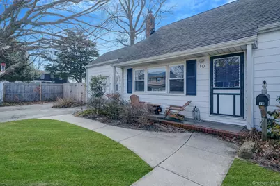 10 Clarence Street, Copiague, NY 11726 - Photo 4