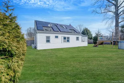 10 Clarence Street, Copiague, NY 11726 - Photo 8