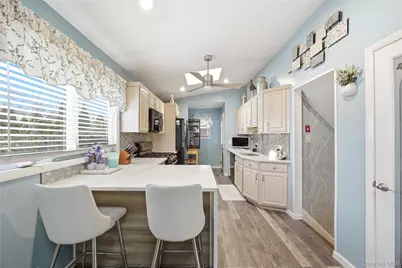 831 N Erie Avenue, Lindenhurst, NY 11757 - Photo 10