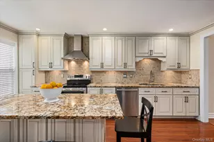 54 Stratford Green, Farmingdale, NY 11735 - Photo 4