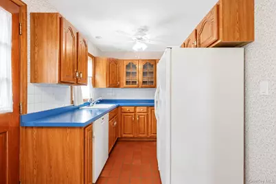 44 Maple Drive, Amityville, NY 11701 - Photo 14