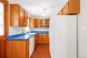 44 Maple Dr, Amityville, NY 11701 - Photo 14