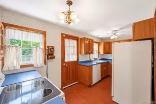 44 Maple Dr, Amityville, NY 11701 - Photo 12