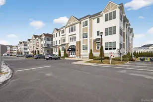 31201 Spruce Pond Cir, Plainview, NY 11803 - Photo 4