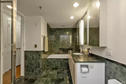 100 Hilton Avenue #M3, Garden City, NY 11530 - Photo 8