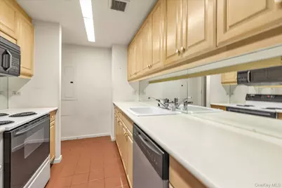 100 Hilton Avenue #M3, Garden City, NY 11530 - Photo 4