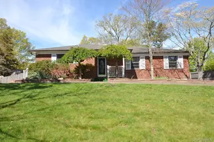 16 Hunter Pl, Smithtown, NY 11787 - Photo 2