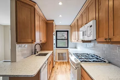 246-10 57 Drive #481, Douglaston, NY 11362 - Photo 6