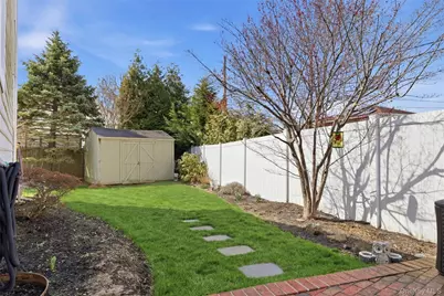 2450 Yorktown St, Oceanside, NY 11572 - Photo 24