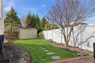 2450 Yorktown St, Oceanside, NY 11572 - Photo 24