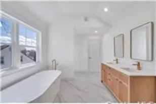 87 West Ave, Hicksville, NY 11801 - Photo 22