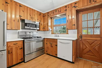 110 Macon Avenue, Sayville, NY 11782 - Photo 12