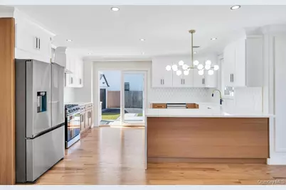 28 S Elm Street, Hicksville, NY 11801 - Photo 4