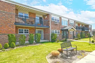 10 Ivy St, Farmingdale, NY 11735 - Photo 2