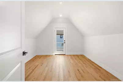 8 Hunt Avenue, Yonkers, NY 10710 - Photo 20