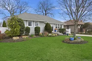 2953 Kinloch Rd, Wantagh, NY 11793 - Photo 2