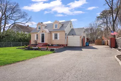 824 Lincoln Avenue, Bohemia, NY 11716 - Photo 2