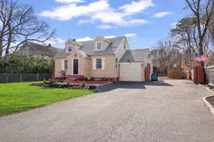 824 Lincoln Ave, Bohemia, NY 11716 - Photo 2