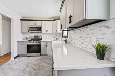 290 38 Th Street, Lindenhurst, NY 11757 - Photo 6