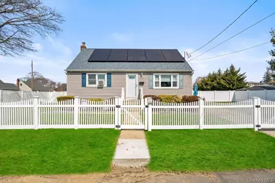 290 38 Th Street, Lindenhurst, NY 11757 - Photo 1