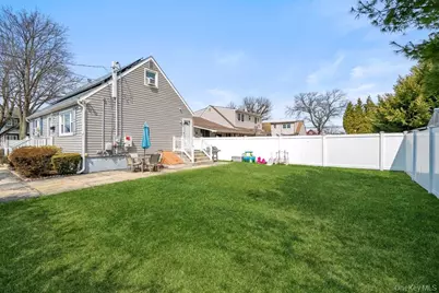 290 38 Th Street, Lindenhurst, NY 11757 - Photo 22
