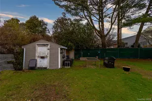 27 Pearsall Pl, Babylon, NY 11702 - Photo 4