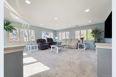 180 Carroll Avenue, Ronkonkoma, NY 11779 - Photo 8