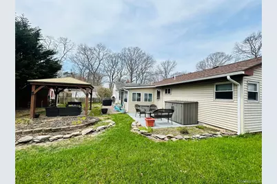 136 B Hampton Avenue, Mastic, NY 11950 - Photo 22
