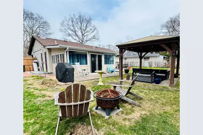 136 B Hampton Avenue, Mastic, NY 11950 - Photo 18