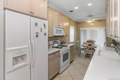 117 Carriage Lane, Plainview, NY 11803 - Photo 10