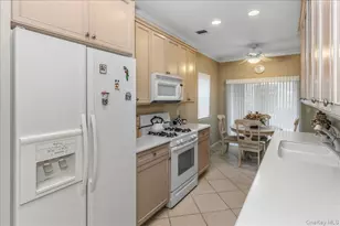 117 Carriage Ln, Plainview, NY 11803 - Photo 10