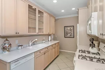 117 Carriage Lane, Plainview, NY 11803 - Photo 12