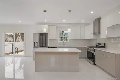 1078 Woodfield Road, Rockville Centre, NY 11570 - Photo 16