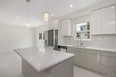 1078 Woodfield Road, Rockville Centre, NY 11570 - Photo 18