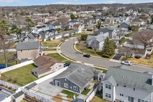 69 Candy Ln, Syosset, NY 11791 - Photo 36